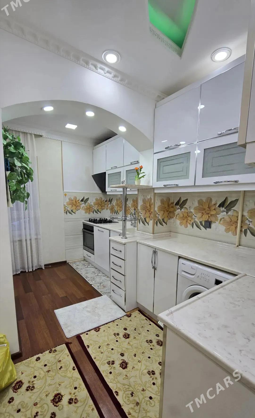 Срочно 10 мкр 1 этаж 3 комнаты - 10 мкр - img 1