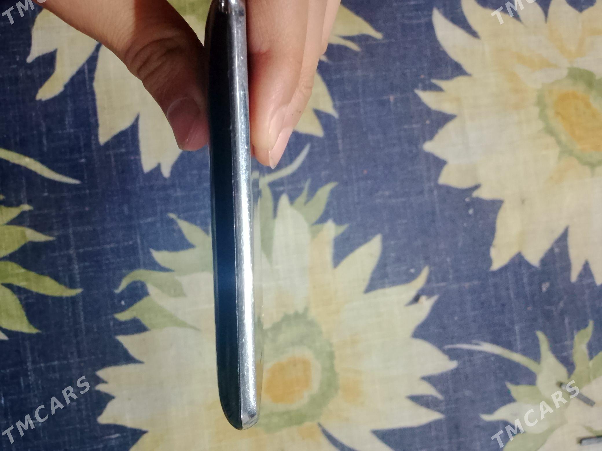 iPhone telefon - Çärjew - img 1