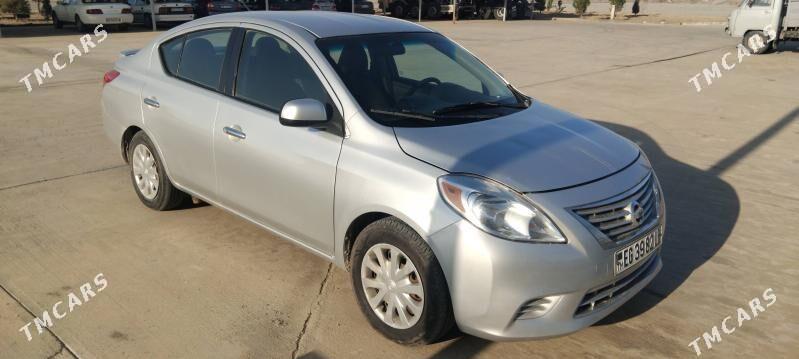 Nissan Versa 2013 - 110 000 TMT - Сакар - img 1