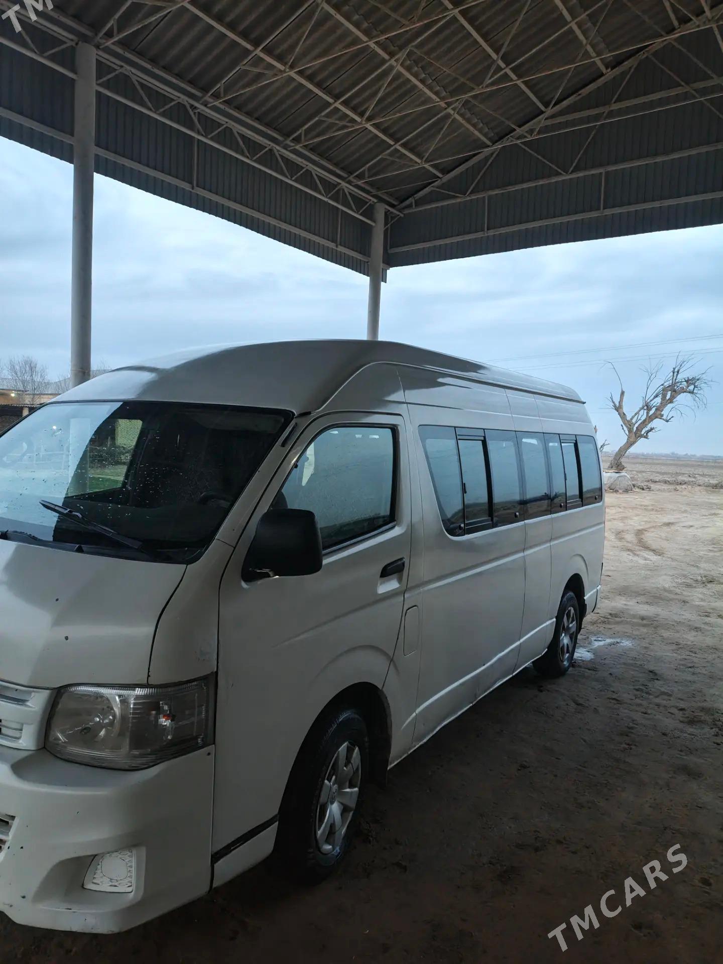 Toyota Hiace 2005 - 260 000 TMT - Мары - img 1
