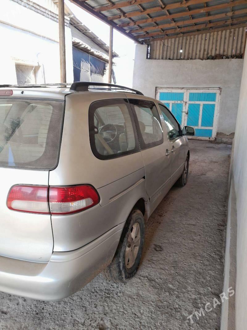 Toyota Sienna 2001 - 140 000 TMT - Гурбансолтан Едже - img 1
