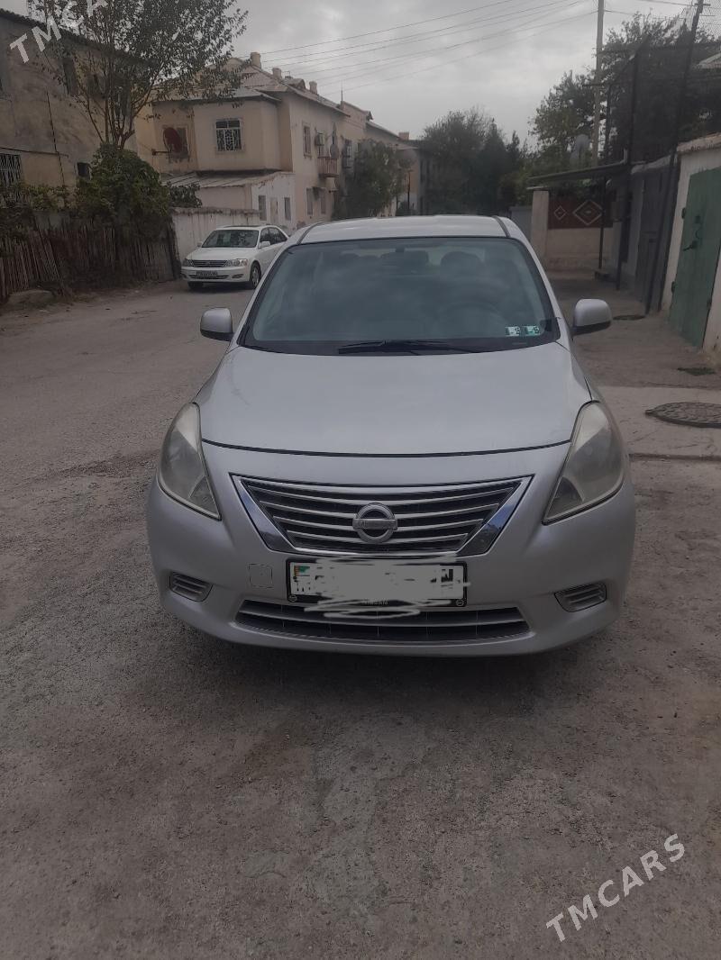 Nissan Versa 2011 - 125 000 TMT - Балканабат - img 1