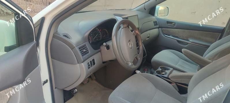 Toyota Sienna 2004 - 260 000 TMT - Гурбансолтан Едже - img 1