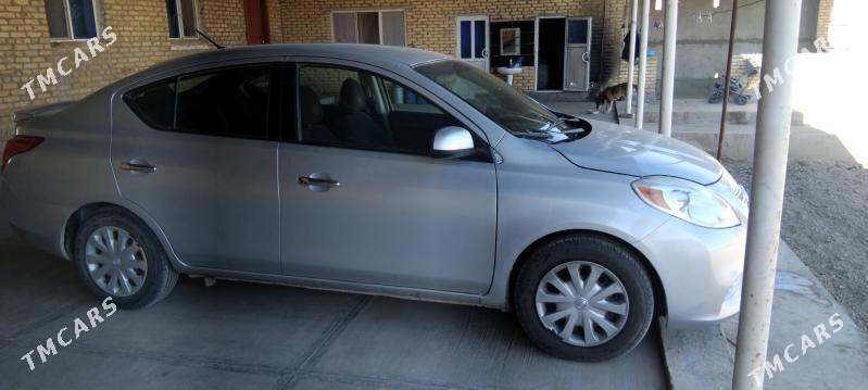 Nissan Versa 2012 - 90 000 TMT - Сакар - img 1