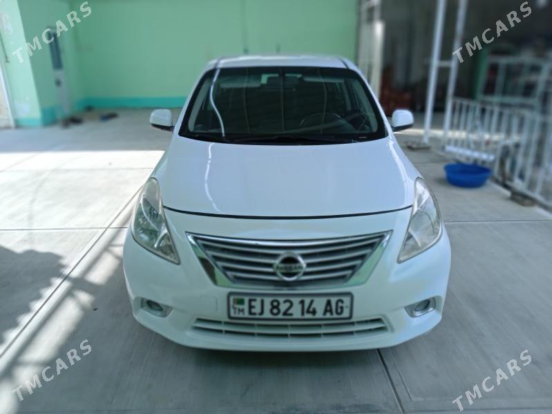 Nissan Versa 2014 - 115 000 TMT - Гёкдже - img 1