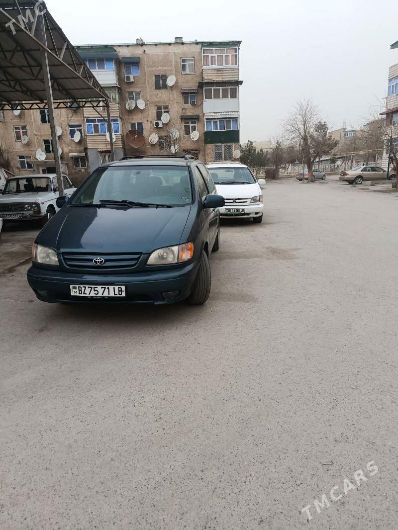 Toyota Sienna 2001 - 170 000 TMT - Туркменабат - img 1