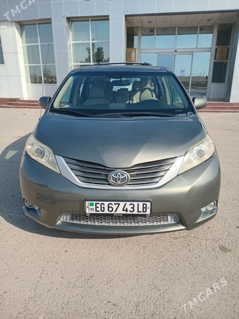 Toyota Sienna 2012 - 300 000 TMT - Фарап - img 1