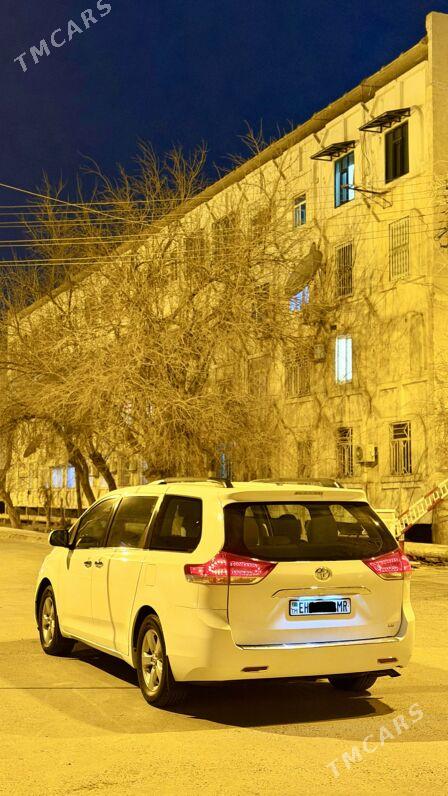 Toyota Sienna 2011 - 330 000 TMT - Мары - img 1