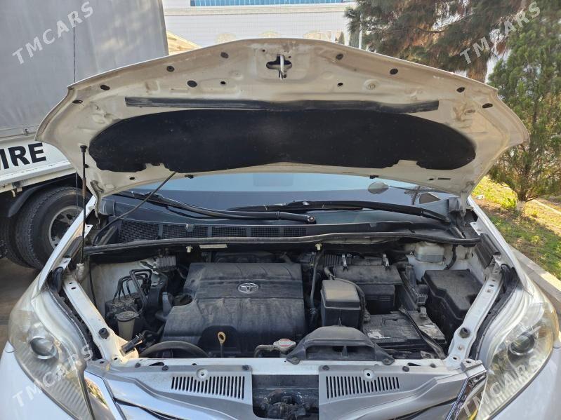 Toyota Sienna 2011 - 330 000 TMT - Мары - img 1