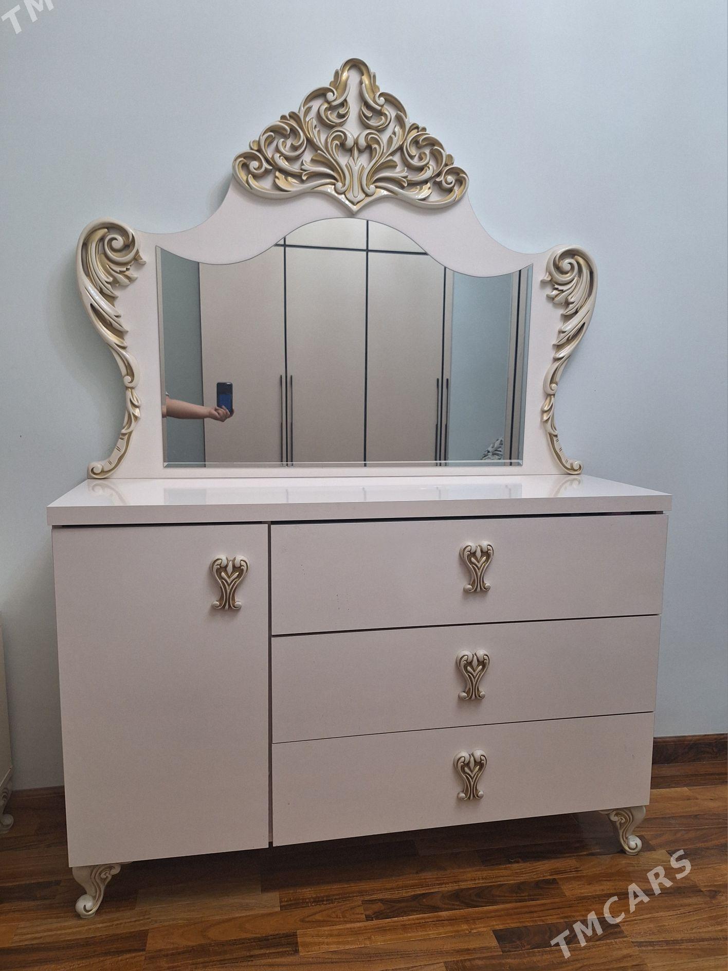 шкаф с зеркалом две тумбочки - Гуртли - img 1