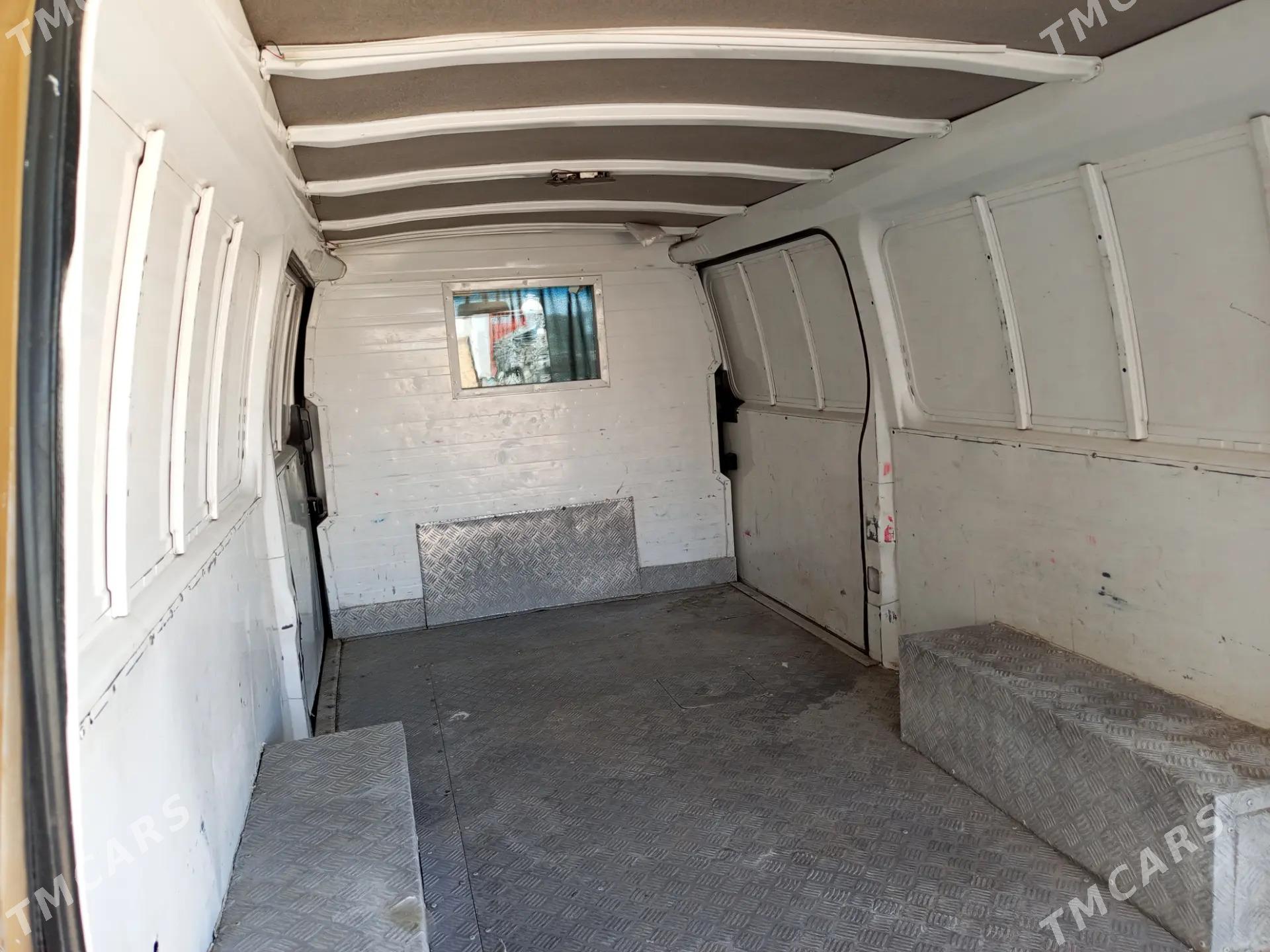 Nissan Urvan 2005 - 119 000 TMT - Дянев - img 1