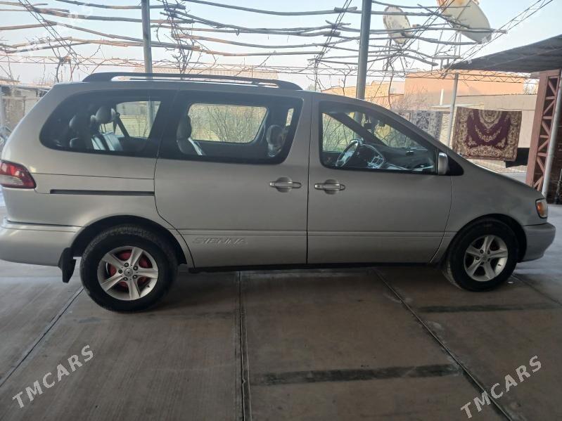 Toyota Sienna 2002 - 180 000 TMT - Халач - img 1