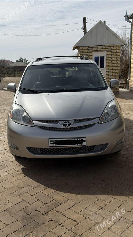 Toyota Sienna 2008 - 285 000 TMT - Туркменгала - img 1
