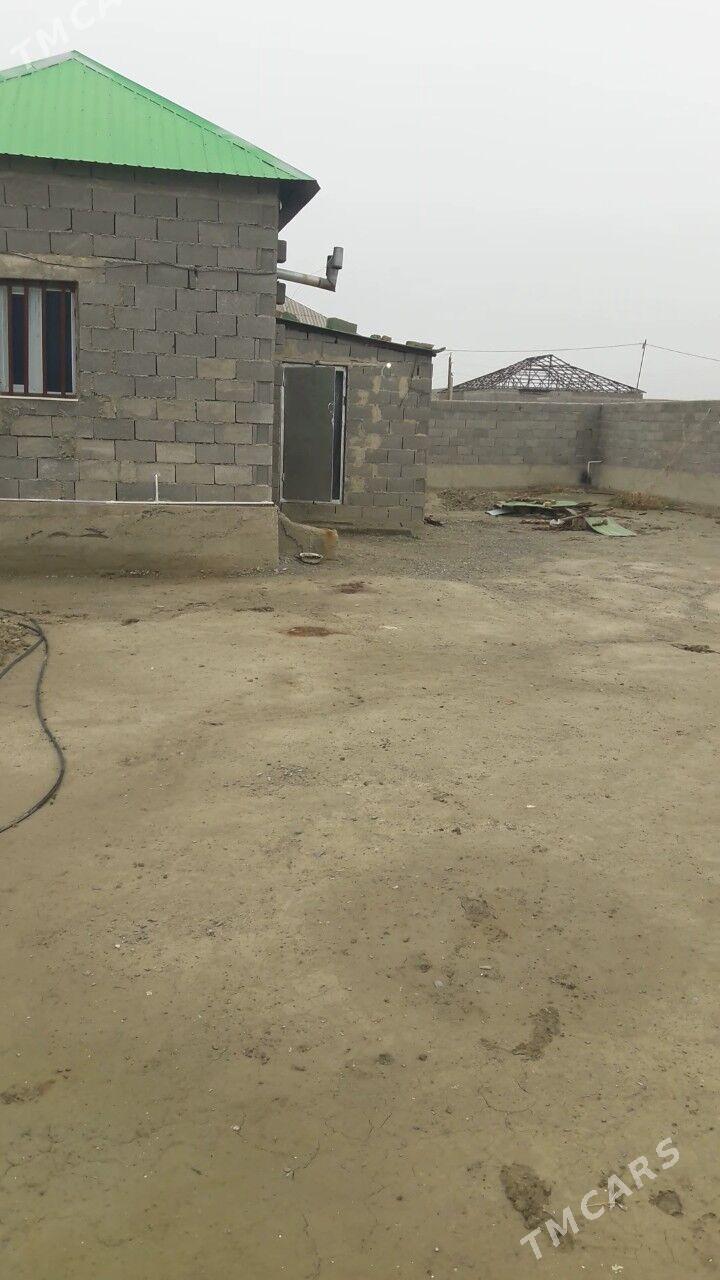 Satlyk jaý eyesinden - Bäherden - img 1