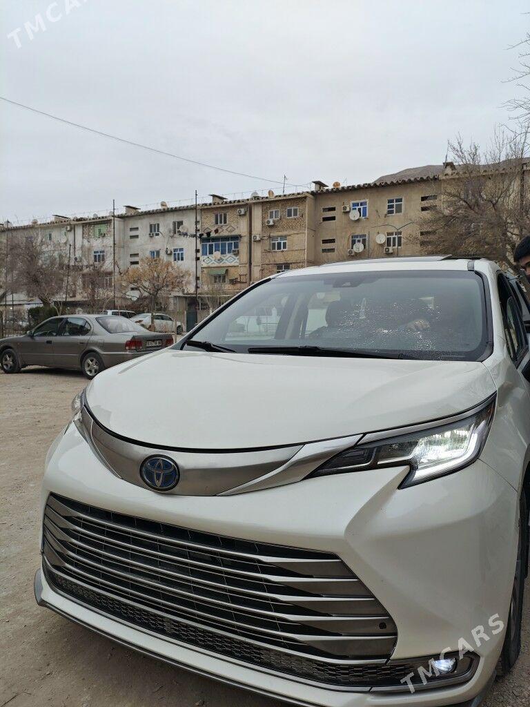 Toyota Sienna 2021 - 600 000 TMT - Балканабат - img 1