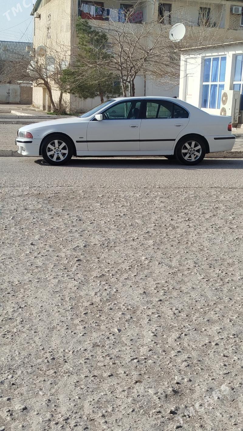 BMW E39 2002 - 100 000 TMT - Балканабат - img 1