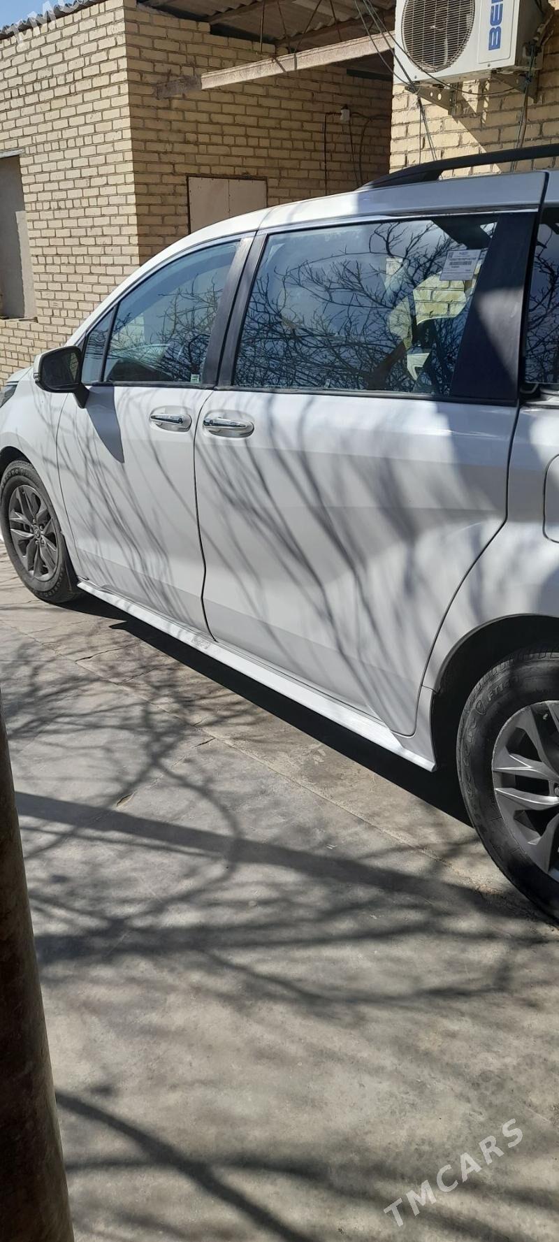 Toyota Sienna 2024 - 380 000 TMT - Халач - img 1