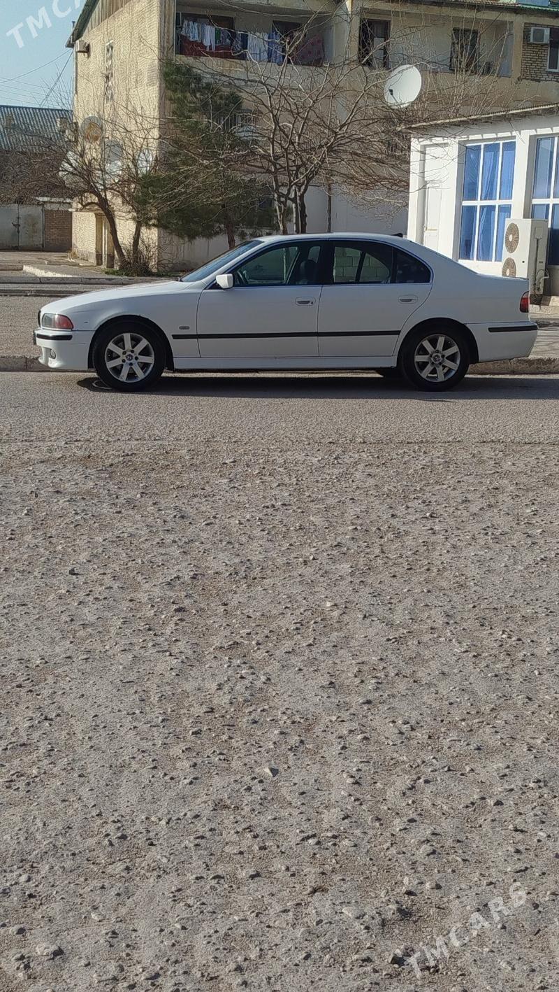 BMW E39 2002 - 130 000 TMT - Балканабат - img 1