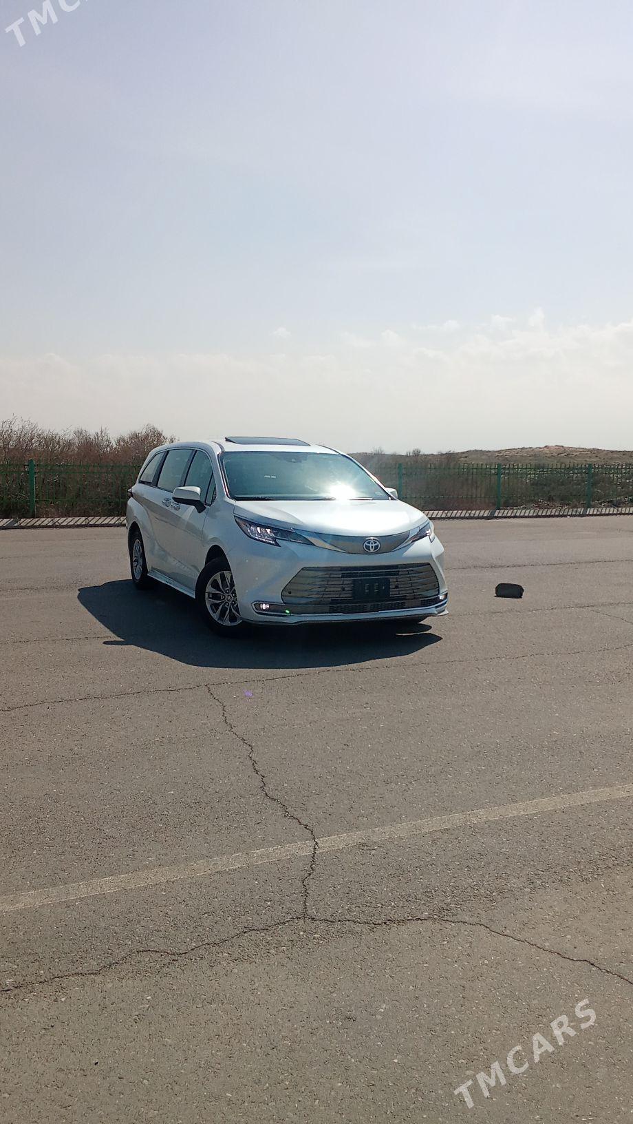 Toyota Sienna 2022 - 585 000 TMT - "Altyn Asyr" Gündogar bazary (Jygyllyk) - img 1