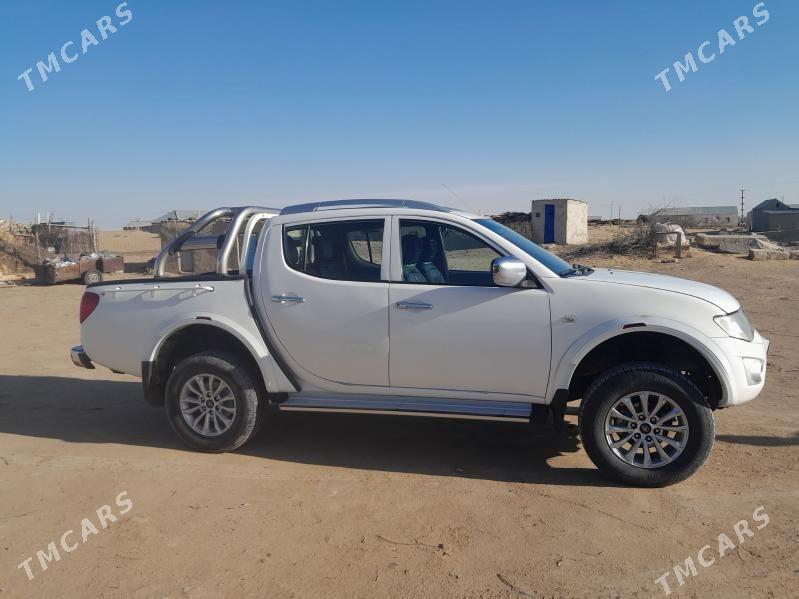 Mitsubishi L200 2010 - 160 000 TMT - Ak bugdaý etraby - img 1