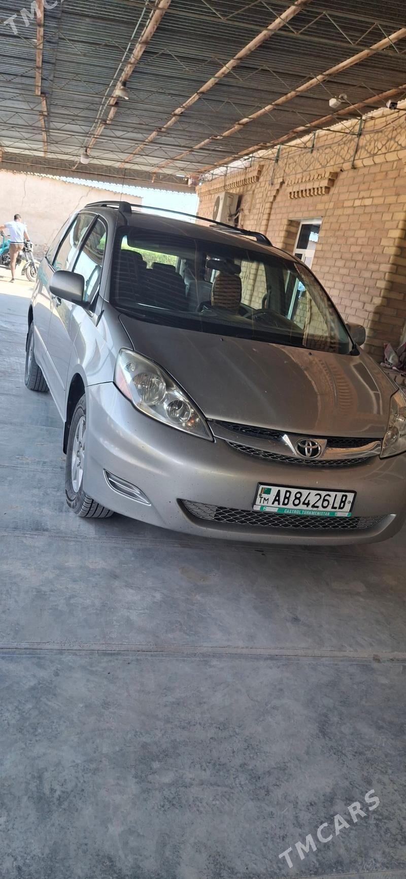 Toyota Sienna 2009 - 270 000 TMT - Фарап - img 1