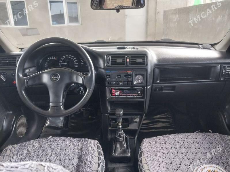 Opel Vectra 1992 - 50 000 TMT - Бахарден - img 1