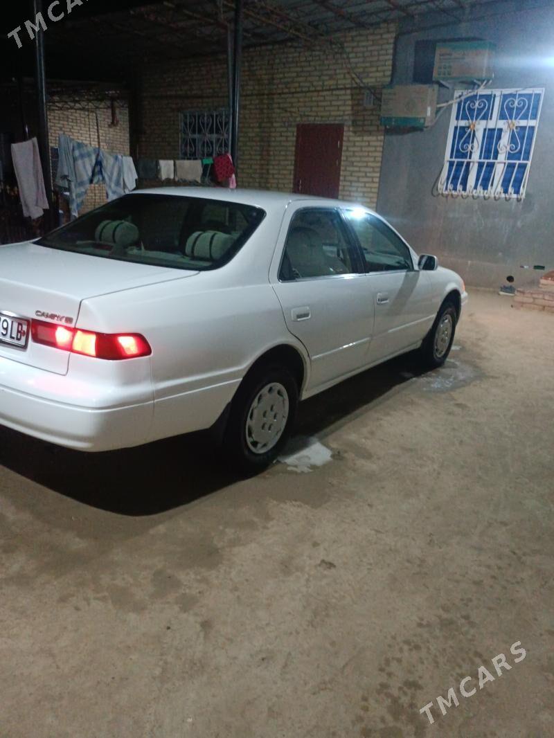 Toyota Camry 1998 - 150 000 TMT - Halaç - img 1