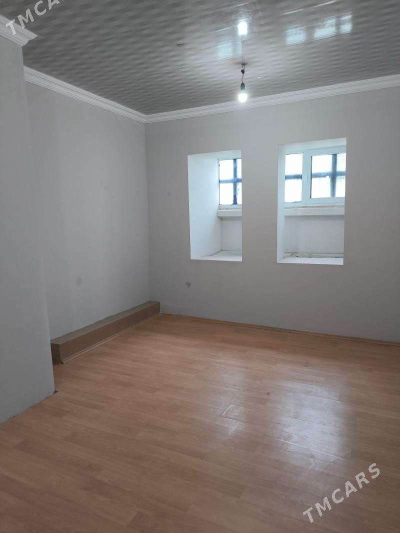 ПОЛУПОДВАЛ НА МИР-5 - Мир 5 - img 1