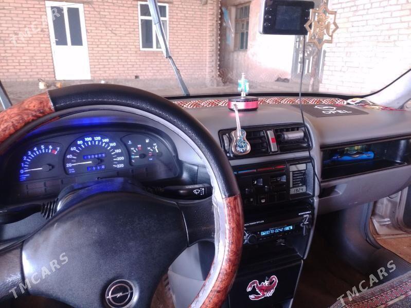 Opel Vectra 1993 - 40 000 TMT - Дянев - img 1