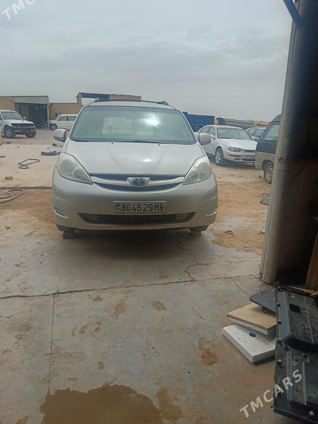 Toyota Sienna 2009 - 270 000 TMT - Ёлётен - img 1