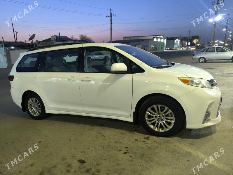 Toyota Sienna 2019 - 460 000 TMT - Мары - img 1