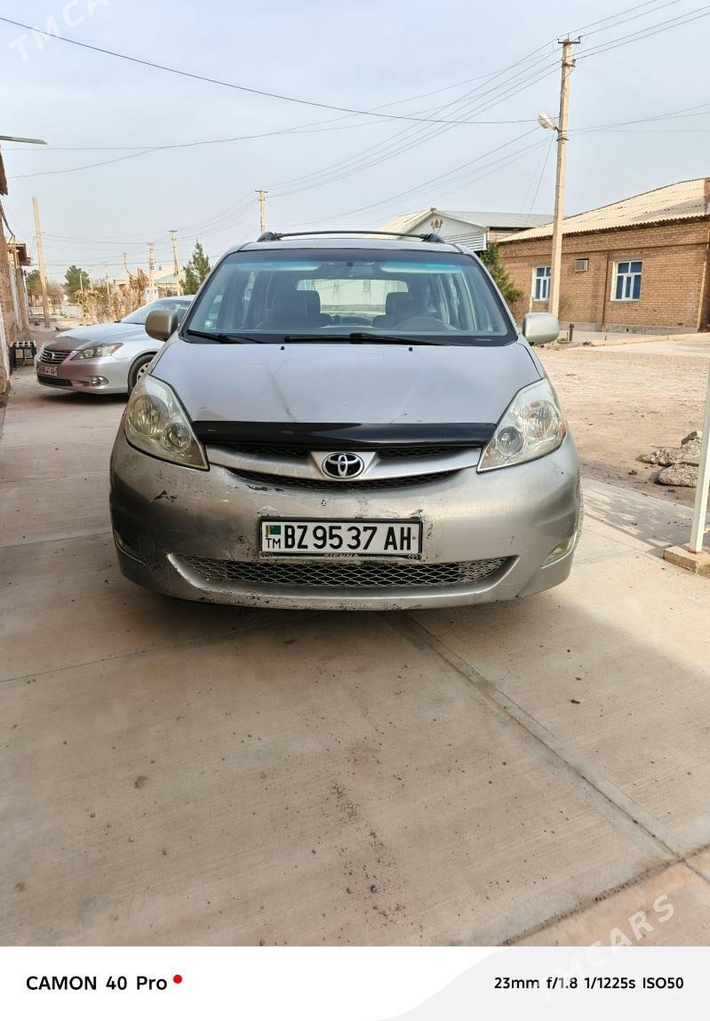 Toyota Sienna 2009 - 285 000 TMT - Теджен - img 1