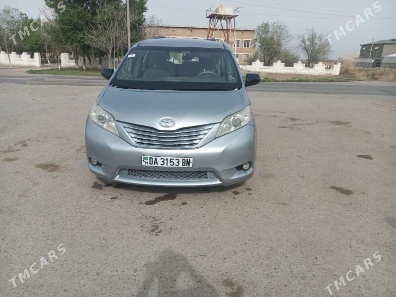 Toyota Sienna 2010 - 260 000 TMT - Мургап - img 1