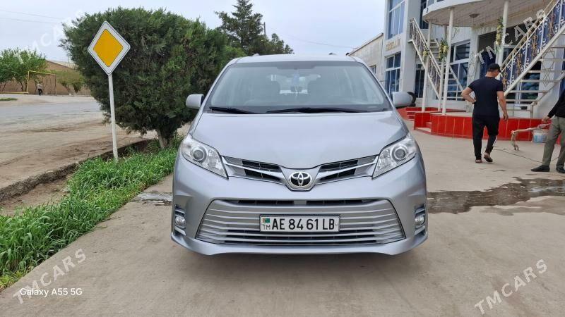 Toyota Sienna 2018 - 400 000 TMT - Саят - img 1