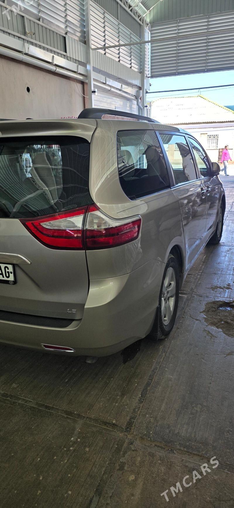 Toyota Sienna 2016 - 360 000 TMT - Багир - img 1