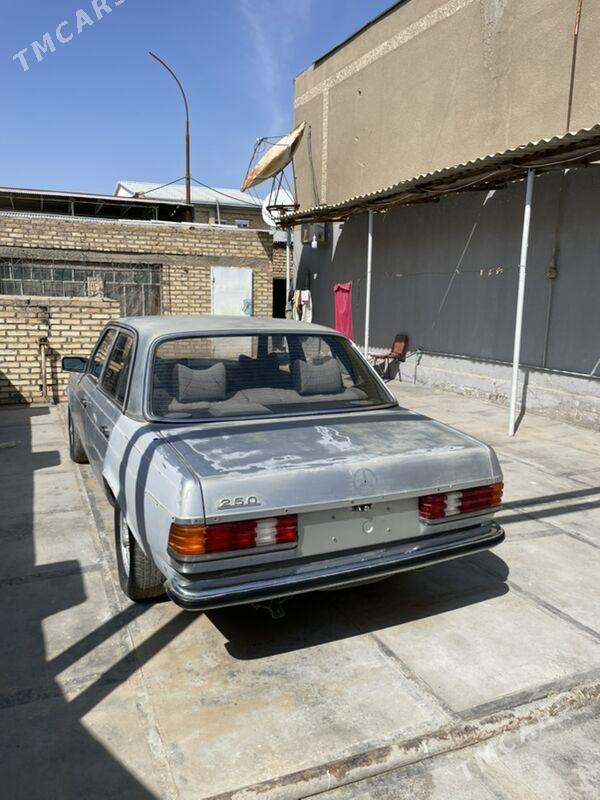 Mercedes-Benz 230E 1980 - 25 000 TMT - Шатлык - img 1