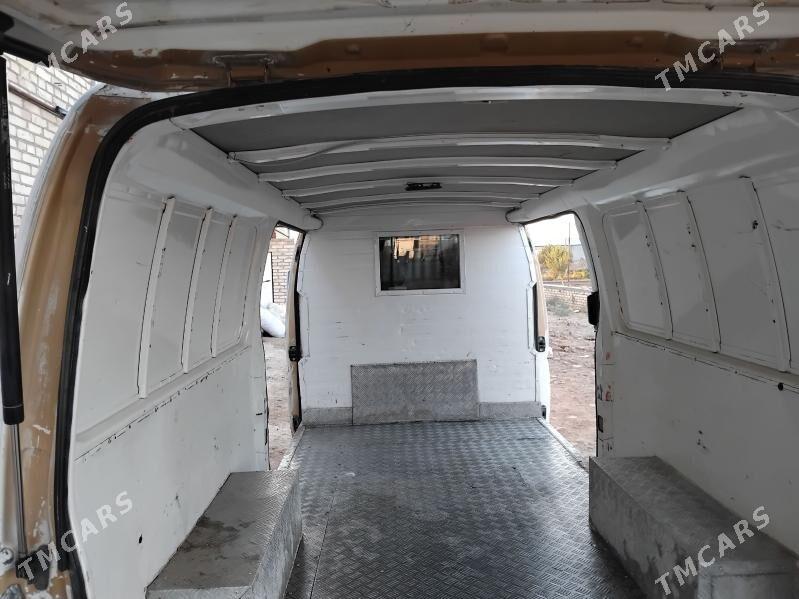 Nissan Urvan 2005 - 110 000 TMT - Дянев - img 1