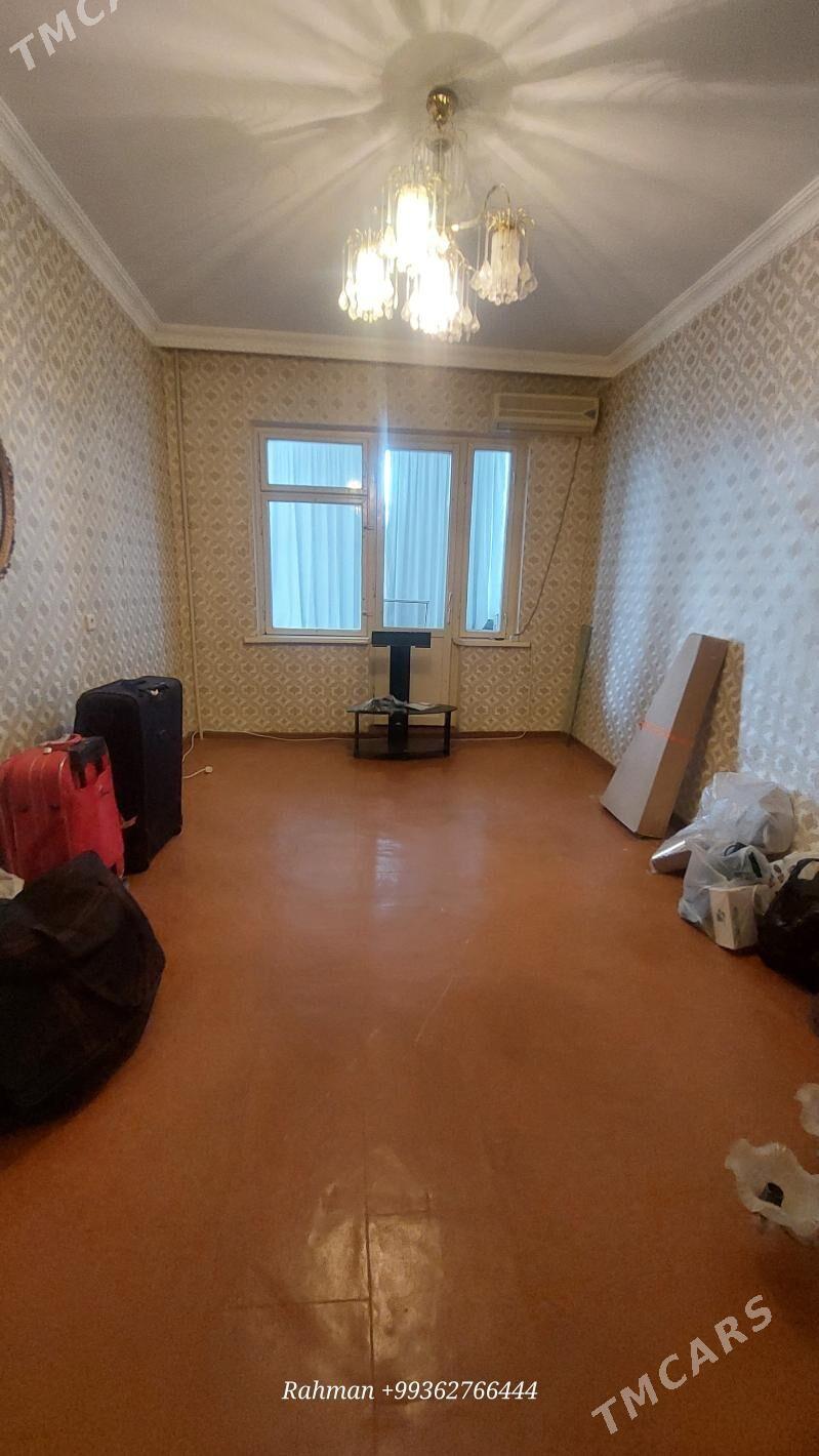 ÝEREWANSKIÝ 2-KOMNAT 4/3-ETAJY - Район ст. Аэропорта, ул. Гагарина - img 1