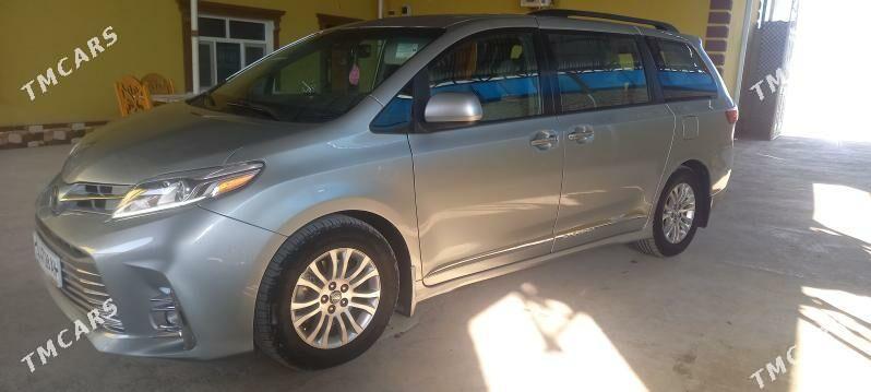 Toyota Sienna 2018 - 440 000 TMT - Кака - img 1