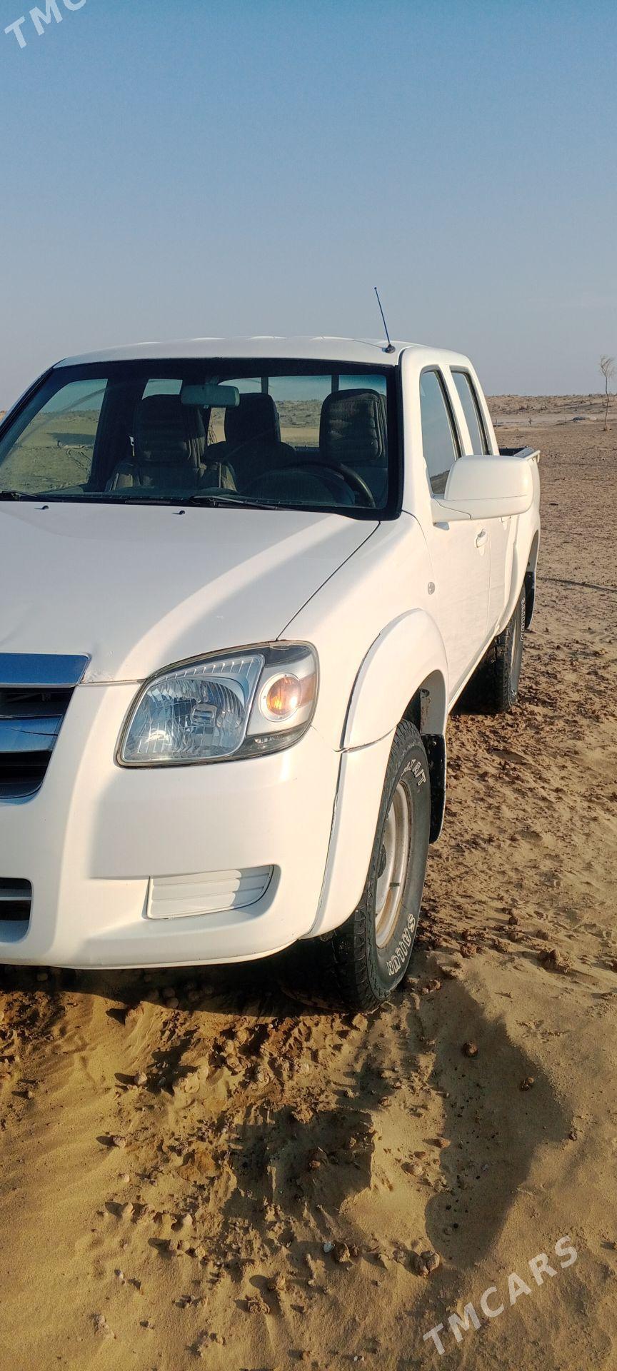 Toyota Hilux 2007 - 130 000 TMT - Ак-Бугдайский этрап - img 1