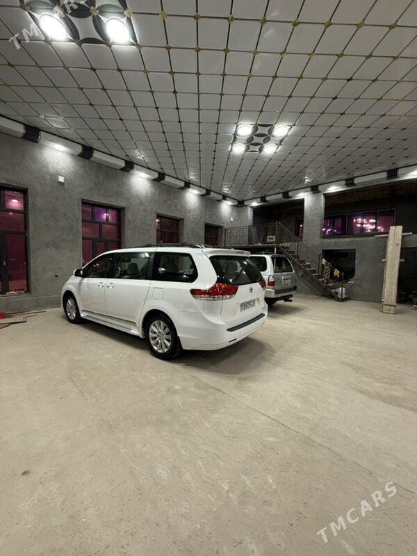 Toyota Sienna 2010 - 350 000 TMT - Дянев - img 1