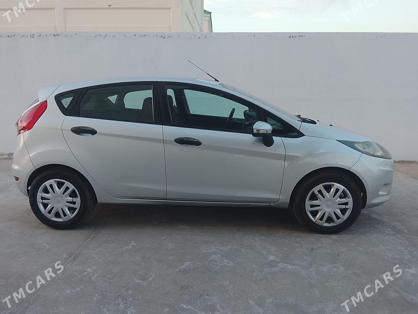 Ford Fiesta 2010 - 120 000 TMT - Ак-Бугдайский этрап - img 1