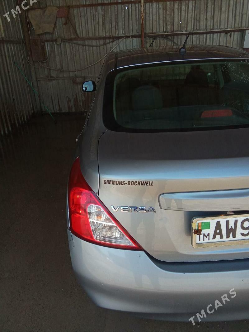 Nissan Versa 2012 - 125 000 TMT - Сакарчага - img 1