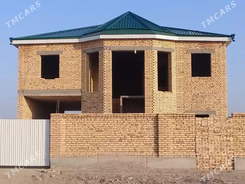 Satlyk göterilen 2 etajli jaý - Farap - img 1