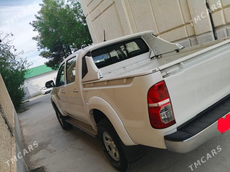 Toyota Hilux 2013 - 320 000 TMT - Hitrowka - img 1