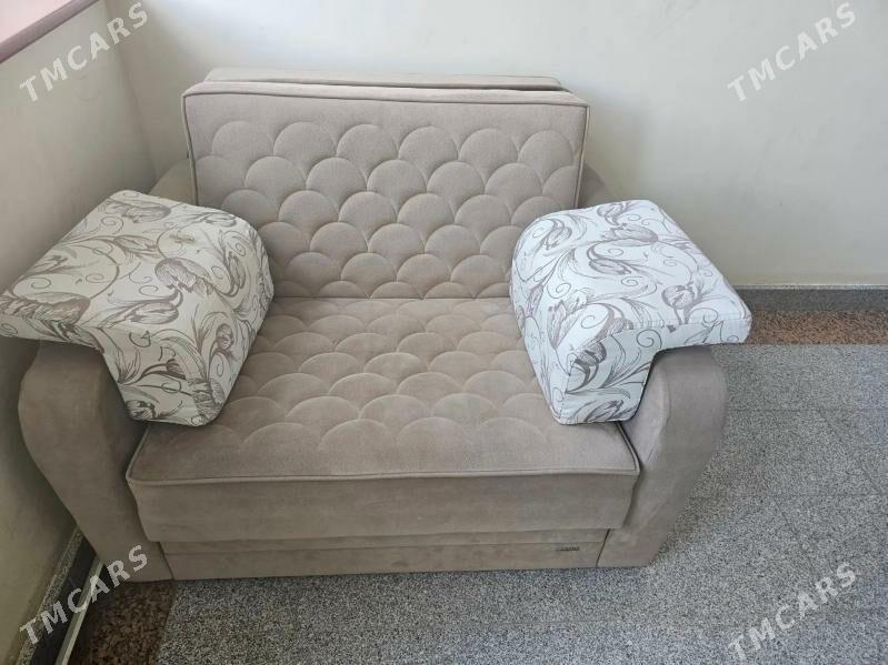 мебель - Podwoýski köç. (Bitarap Türkmenistan şaýoly) - img 1