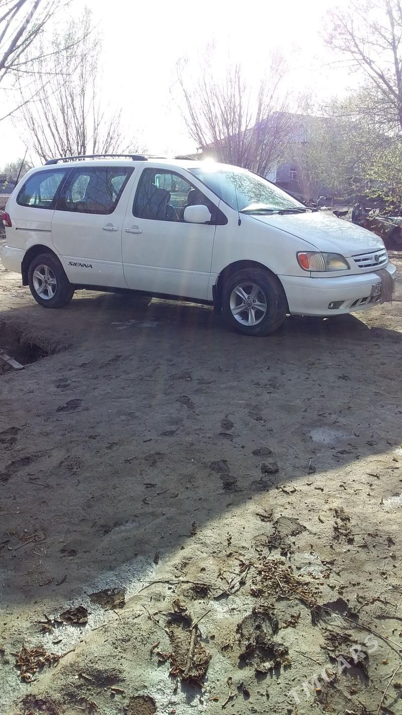 Toyota Sienna 2002 - 190 000 TMT - Акдепе - img 1