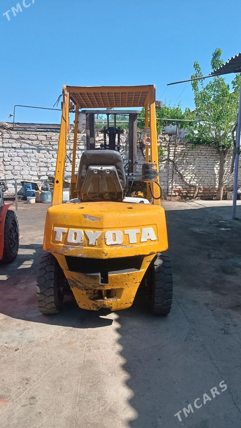 Kara Forklift 2009 - 60 000 TMT - Bedew - img 1
