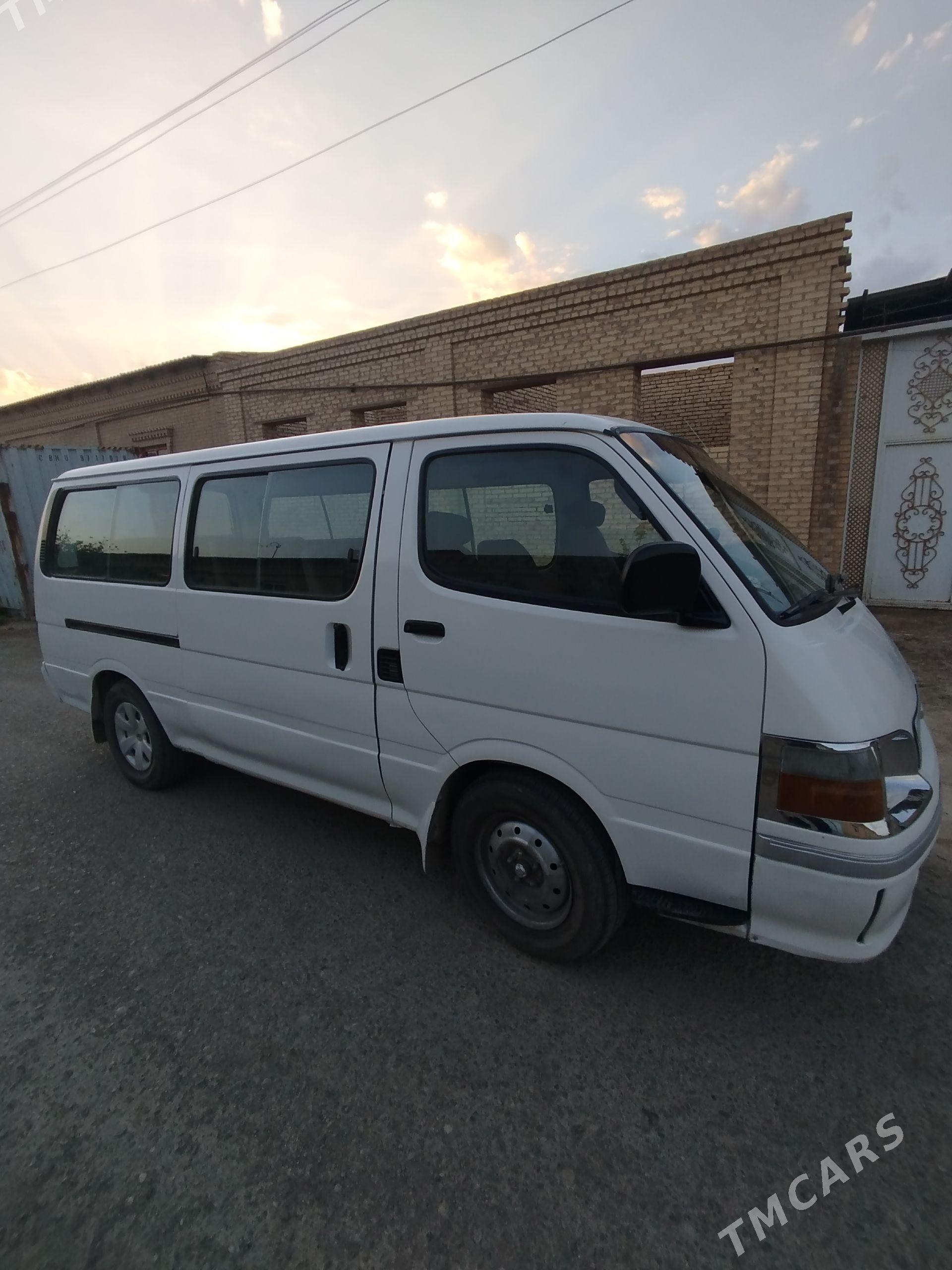 Toyota Hiace 2002 - 130 000 TMT - Сакар - img 1