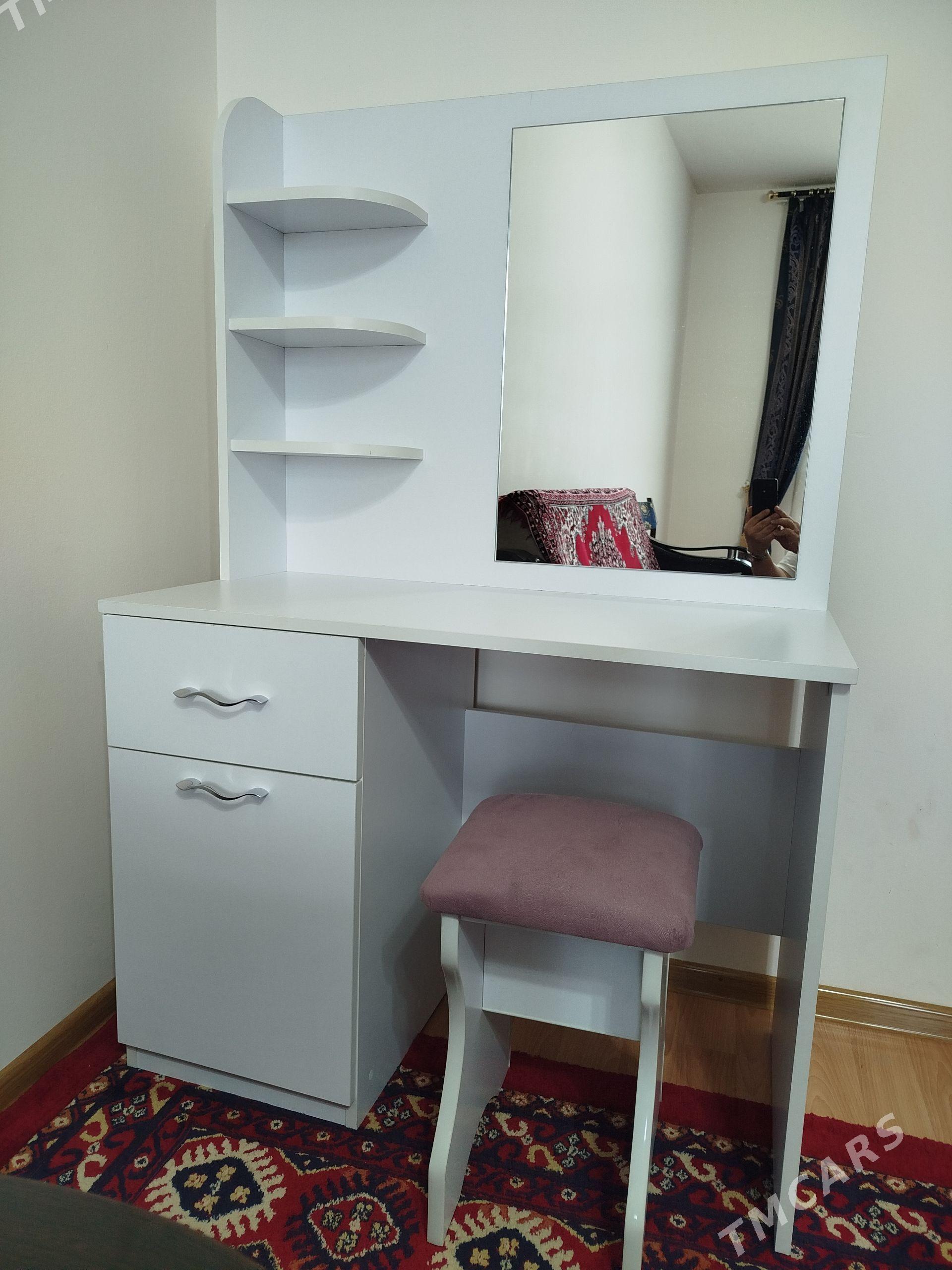 Трюмо с зеркалом и пуфиком - Aşgabat - img 1